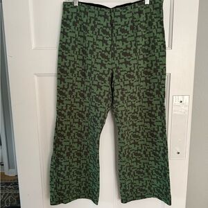 Anthropologie “Mauve”Green Pattern Crop  Stretch Pants (Large)
